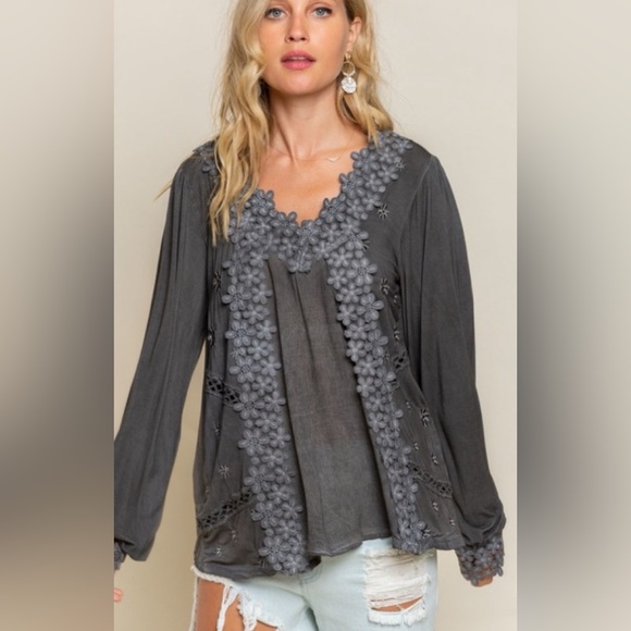 $55 start 210 LAST ONE  🎅🏻POL floral embroidered top - Picture 4 of 8